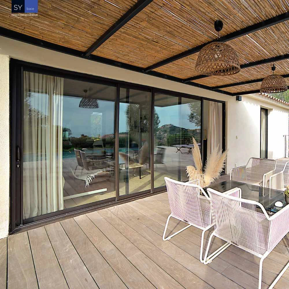 Extension moderne avec baies vitrées coulissantes aluminium noir